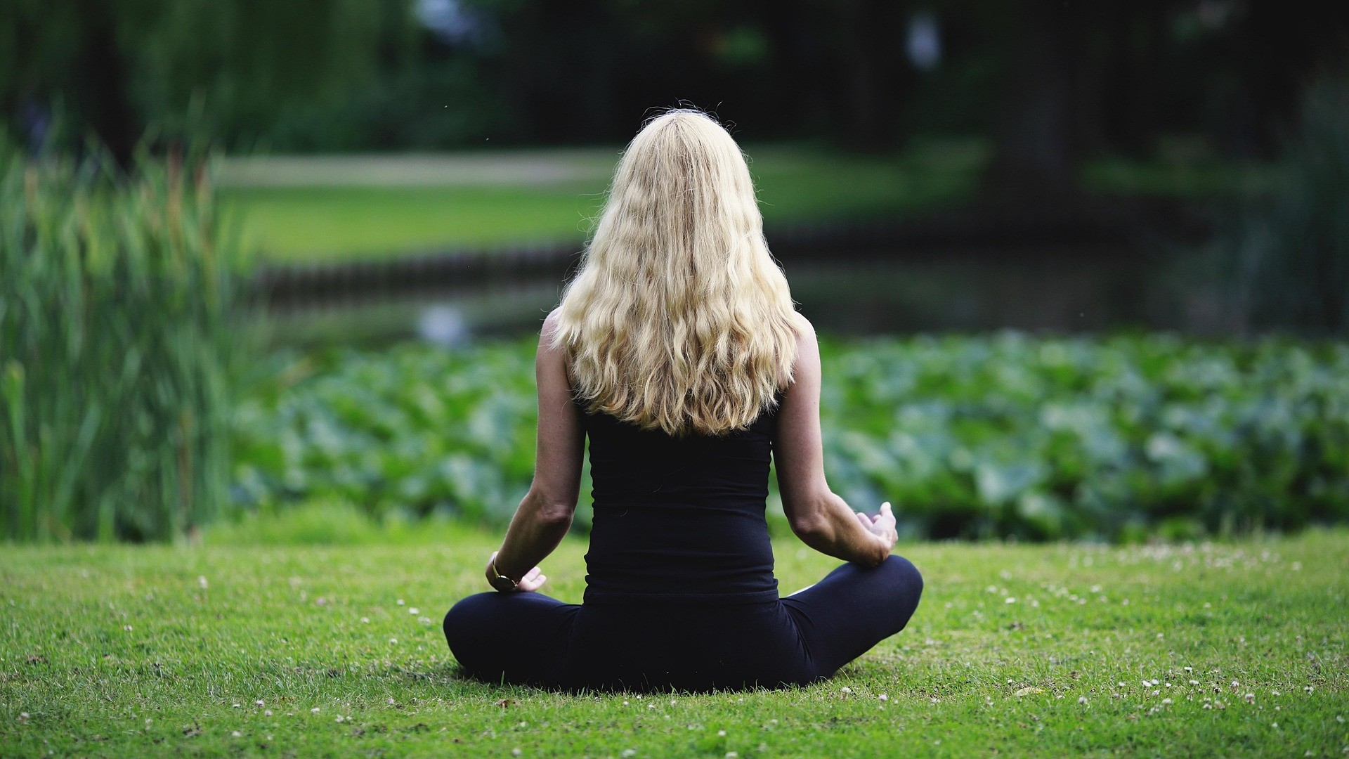 Mujer sentada practicando respiración 5-5 al aire libre, simbolizando la activación del nervio vago