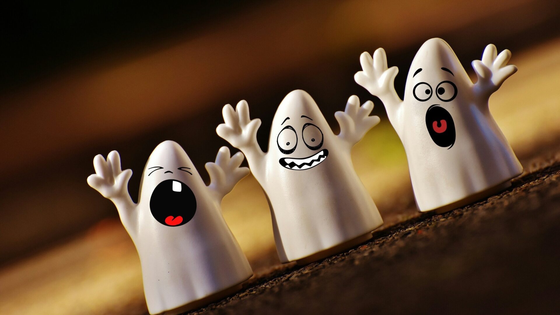 Tres figuras de fantasma blancas con gesto de susto, en horizontal, simbolizando la anticipación y el efecto nocebo