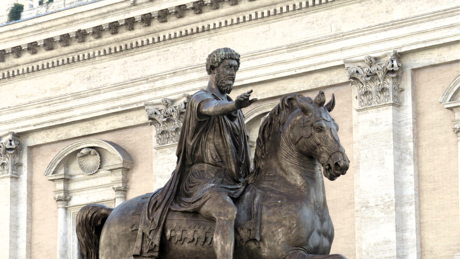 Estatua ecuestre de Marco Aurelio en Roma, símbolo estoico de serenidad y liderazgo, ideal para ilustrar la ataraxia